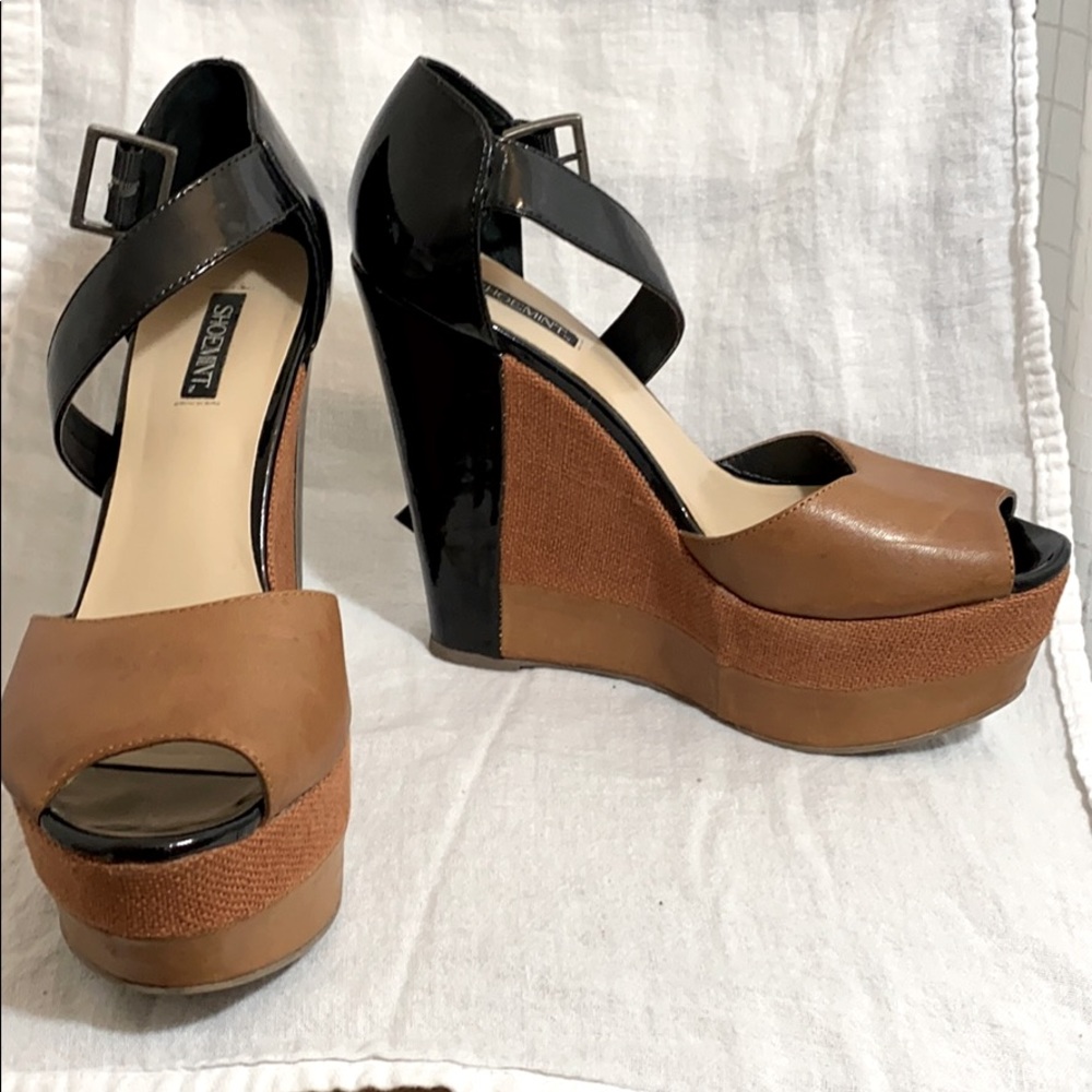 Black and brown wedges